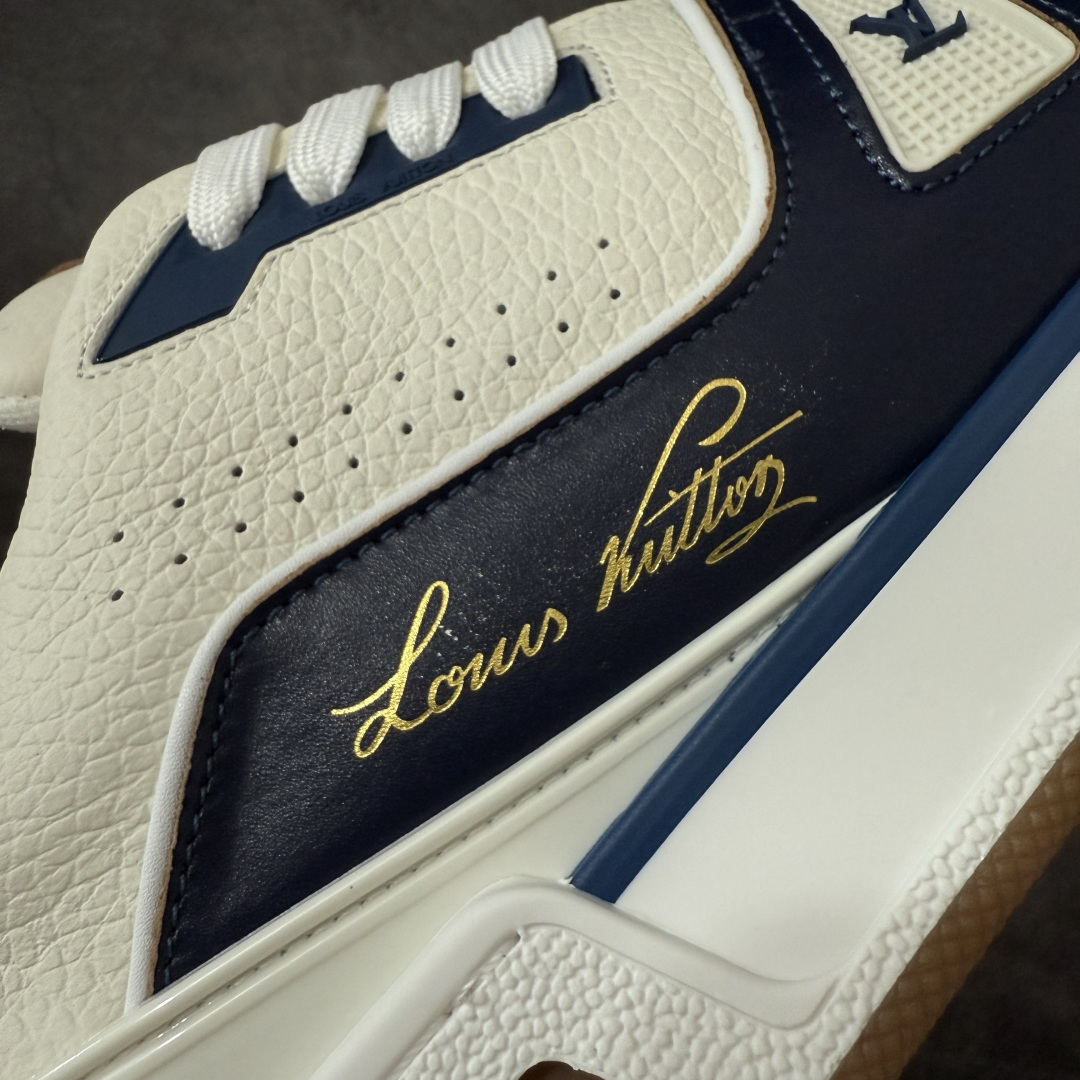 图片[4]-【天花板/Goat版】 市场最强版 没有之一的存在💪🏻 Louis Vuitton LV Trainer 系列全新版上架 手里有正品的可以对比下🆚懂货的看细节‼️ 此版品质是市场从未达到的新高度！ 整体版型 皮料 牛仔布的色差 压花纹路清晰度 后跟版型等等 都可以自行对比[机智]吊打市场所有货，怒甩十条街的那种，直接来正品对比图🆚，欢迎拿市场各大工厂的货来对比！ 尺码：40-45码-选品中心