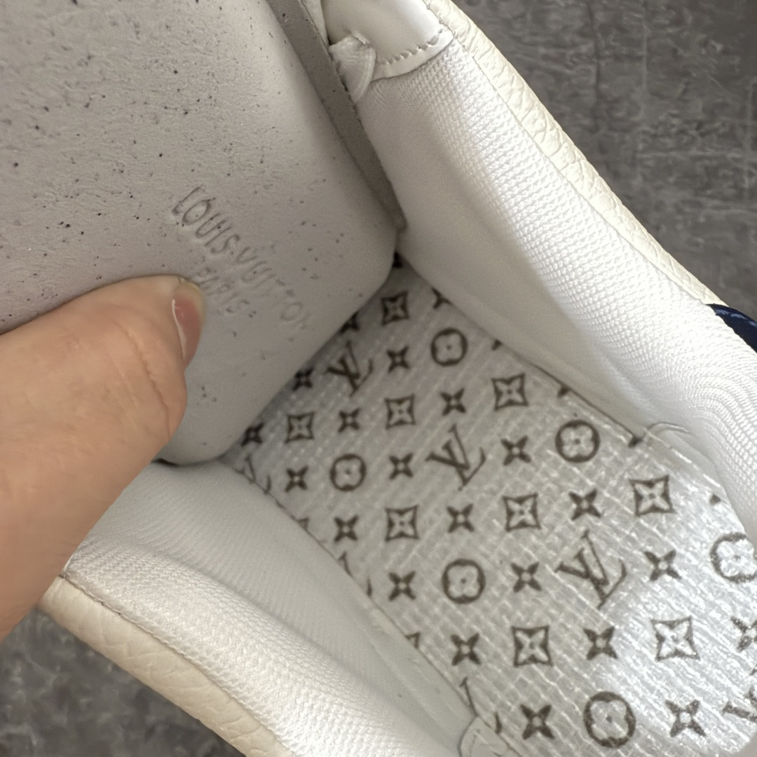 图片[10]-【天花板/Goat版】 市场最强版 没有之一的存在💪🏻 Louis Vuitton LV Trainer 系列全新版上架 手里有正品的可以对比下🆚懂货的看细节‼️ 此版品质是市场从未达到的新高度！ 整体版型 皮料 牛仔布的色差 压花纹路清晰度 后跟版型等等 都可以自行对比[机智]吊打市场所有货，怒甩十条街的那种，直接来正品对比图🆚，欢迎拿市场各大工厂的货来对比！ 尺码：40-45码-选品中心