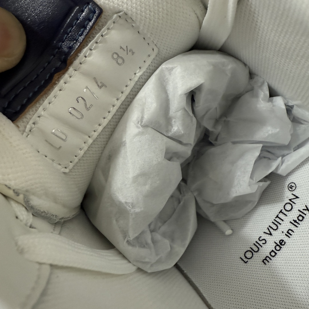 图片[8]-【天花板/Goat版】 市场最强版 没有之一的存在💪🏻 Louis Vuitton LV Trainer 系列全新版上架 手里有正品的可以对比下🆚懂货的看细节‼️ 此版品质是市场从未达到的新高度！ 整体版型 皮料 牛仔布的色差 压花纹路清晰度 后跟版型等等 都可以自行对比[机智]吊打市场所有货，怒甩十条街的那种，直接来正品对比图🆚，欢迎拿市场各大工厂的货来对比！ 尺码：40-45码-选品中心