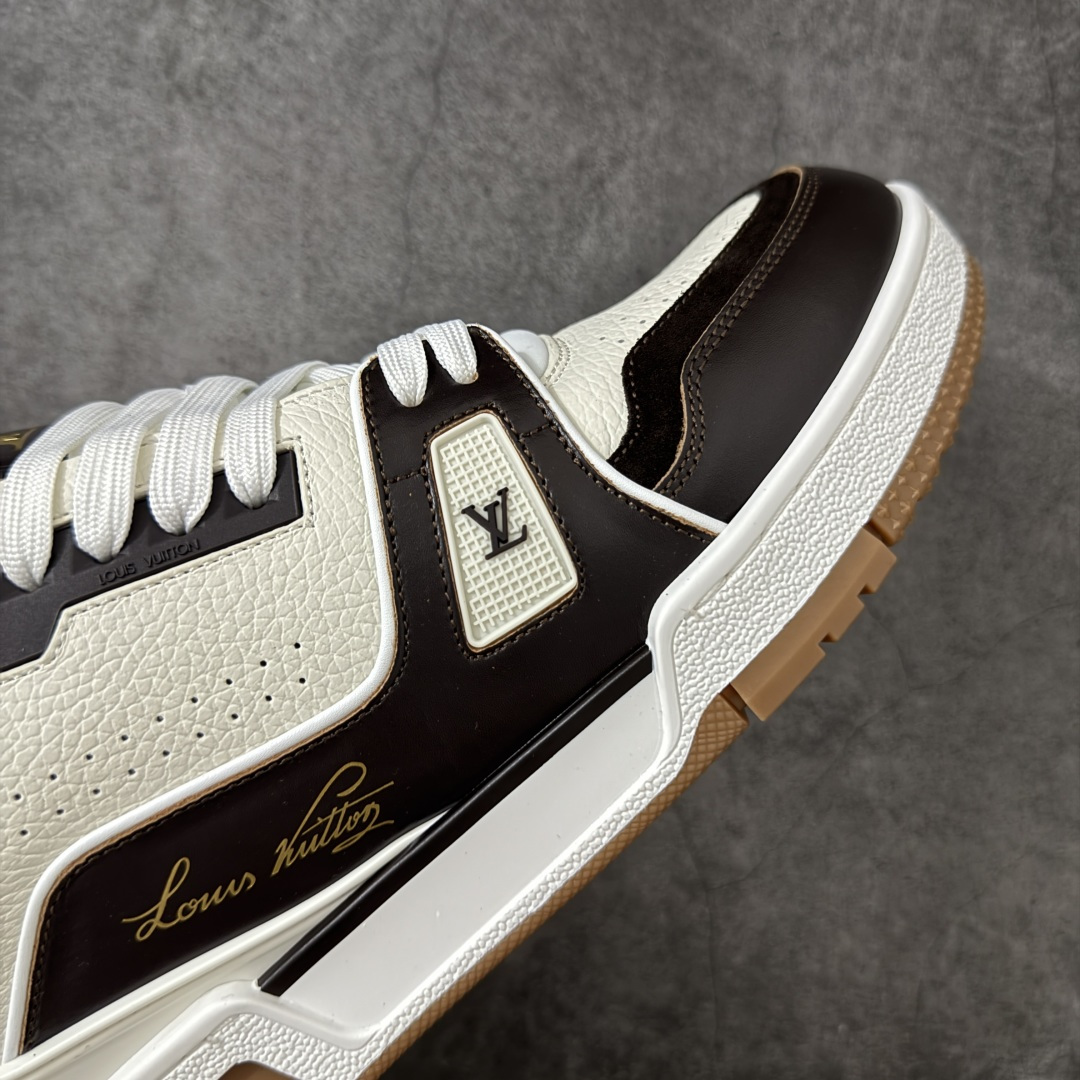 图片[6]-【天花板/Goat版】 市场最强版 没有之一的存在💪🏻 Louis Vuitton LV Trainer 系列全新版上架 手里有正品的可以对比下🆚懂货的看细节‼️ 此版品质是市场从未达到的新高度！ 整体版型 皮料 牛仔布的色差 压花纹路清晰度 后跟版型等等 都可以自行对比[机智]吊打市场所有货，怒甩十条街的那种，直接来正品对比图🆚，欢迎拿市场各大工厂的货来对比！ 尺码：40-45码-选品中心