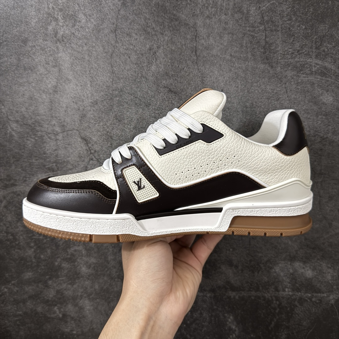 图片[2]-【天花板/Goat版】 市场最强版 没有之一的存在💪🏻 Louis Vuitton LV Trainer 系列全新版上架 手里有正品的可以对比下🆚懂货的看细节‼️ 此版品质是市场从未达到的新高度！ 整体版型 皮料 牛仔布的色差 压花纹路清晰度 后跟版型等等 都可以自行对比[机智]吊打市场所有货，怒甩十条街的那种，直接来正品对比图🆚，欢迎拿市场各大工厂的货来对比！ 尺码：40-45码-选品中心
