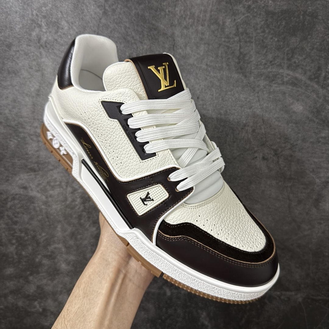 图片[3]-【天花板/Goat版】 市场最强版 没有之一的存在💪🏻 Louis Vuitton LV Trainer 系列全新版上架 手里有正品的可以对比下🆚懂货的看细节‼️ 此版品质是市场从未达到的新高度！ 整体版型 皮料 牛仔布的色差 压花纹路清晰度 后跟版型等等 都可以自行对比[机智]吊打市场所有货，怒甩十条街的那种，直接来正品对比图🆚，欢迎拿市场各大工厂的货来对比！ 尺码：40-45码-选品中心