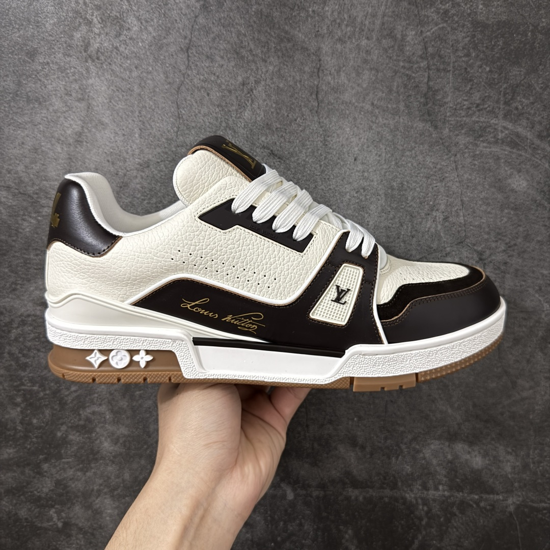 【天花板/Goat版】 市场最强版 没有之一的存在💪🏻 Louis Vuitton LV Trainer 系列全新版上架 手里有正品的可以对比下🆚懂货的看细节‼️ 此版品质是市场从未达到的新高度！ 整体版型 皮料 牛仔布的色差 压花纹路清晰度 后跟版型等等 都可以自行对比[机智]吊打市场所有货，怒甩十条街的那种，直接来正品对比图🆚，欢迎拿市场各大工厂的货来对比！ 尺码：40-45码-选品中心