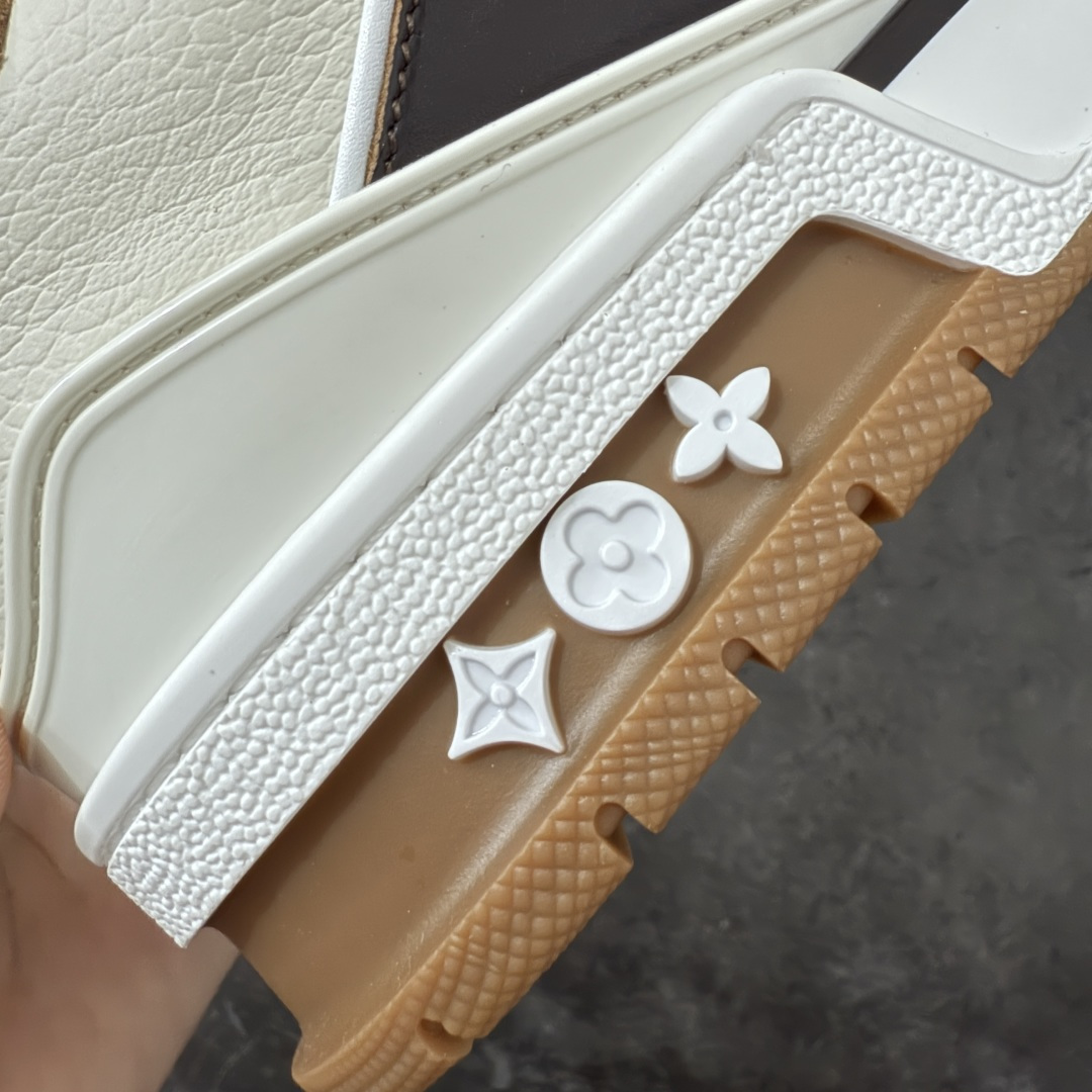 图片[3]-【天花板/Goat版】 市场最强版 没有之一的存在💪🏻 Louis Vuitton LV Trainer 系列全新版上架 手里有正品的可以对比下🆚懂货的看细节‼️ 此版品质是市场从未达到的新高度！ 整体版型 皮料 牛仔布的色差 压花纹路清晰度 后跟版型等等 都可以自行对比[机智]吊打市场所有货，怒甩十条街的那种，直接来正品对比图🆚，欢迎拿市场各大工厂的货来对比！ 尺码：40-45码-选品中心