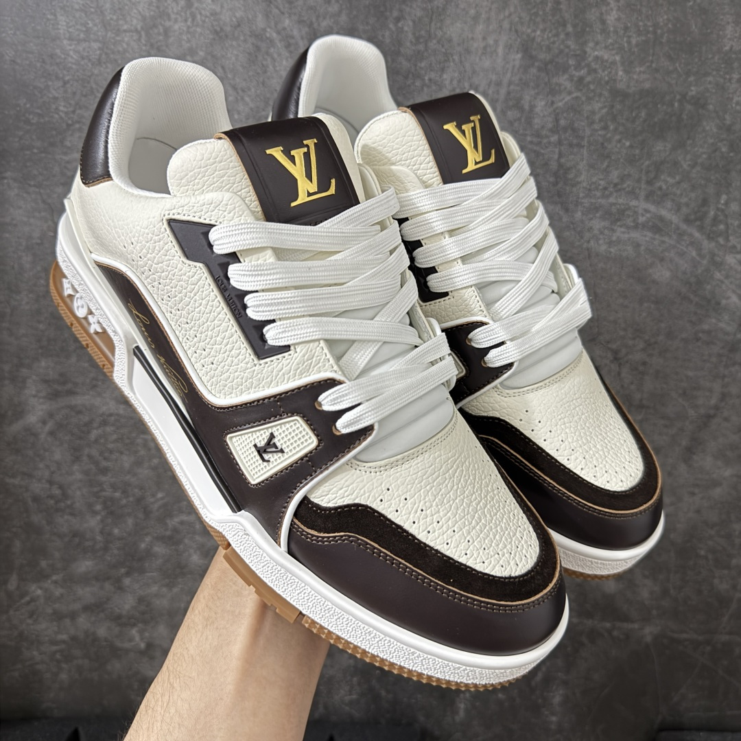 【天花板/Goat版】 市场最强版 没有之一的存在💪🏻 Louis Vuitton LV Trainer 系列全新版上架 手里有正品的可以对比下🆚懂货的看细节‼️ 此版品质是市场从未达到的新高度！ 整体版型 皮料 牛仔布的色差 压花纹路清晰度 后跟版型等等 都可以自行对比[机智]吊打市场所有货，怒甩十条街的那种，直接来正品对比图🆚，欢迎拿市场各大工厂的货来对比！ 尺码：40-45码-选品中心