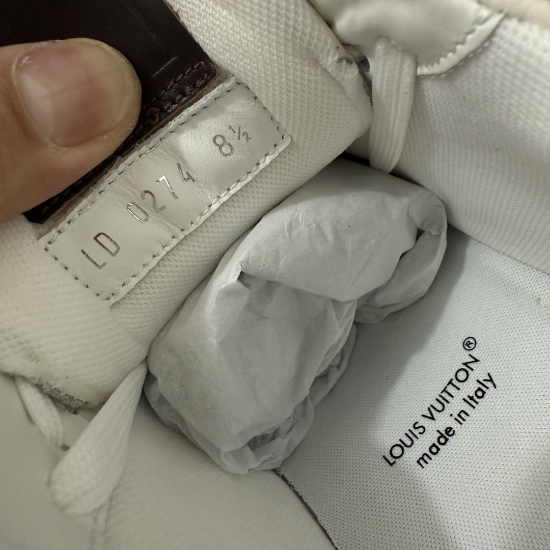 图片[8]-【天花板/Goat版】 市场最强版 没有之一的存在💪🏻 Louis Vuitton LV Trainer 系列全新版上架 手里有正品的可以对比下🆚懂货的看细节‼️ 此版品质是市场从未达到的新高度！ 整体版型 皮料 牛仔布的色差 压花纹路清晰度 后跟版型等等 都可以自行对比[机智]吊打市场所有货，怒甩十条街的那种，直接来正品对比图🆚，欢迎拿市场各大工厂的货来对比！ 尺码：40-45码-选品中心