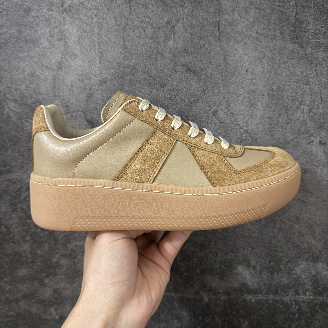 【广东纯原版】MaisonMargiela MM6 马吉拉 25/ 最新 厚底 德训鞋 休闲 运动鞋，原版购入开发 做货 鬼才设计师品牌，一个轻奢品牌 这一款德国训练鞋延续了经典的T形真皮拼接设计，经过设计团队多次的精心改良，只为让您体验最原始的军旅味道~材质：特殊材料/布面，柔软细腻的特点与时尚潮流的布面相结合，使其既有超高的柔软舒适度，又同时保持不错的透气性能~舒适与质感并行，轻松驾驭四季穿着任何搭配。 ✔️面料：原版定制进口牛皮 ✔️内里：牛皮 ✔️大底：原版1：1开模 ✔️底厚：5CM 尺码：35-40-选品中心