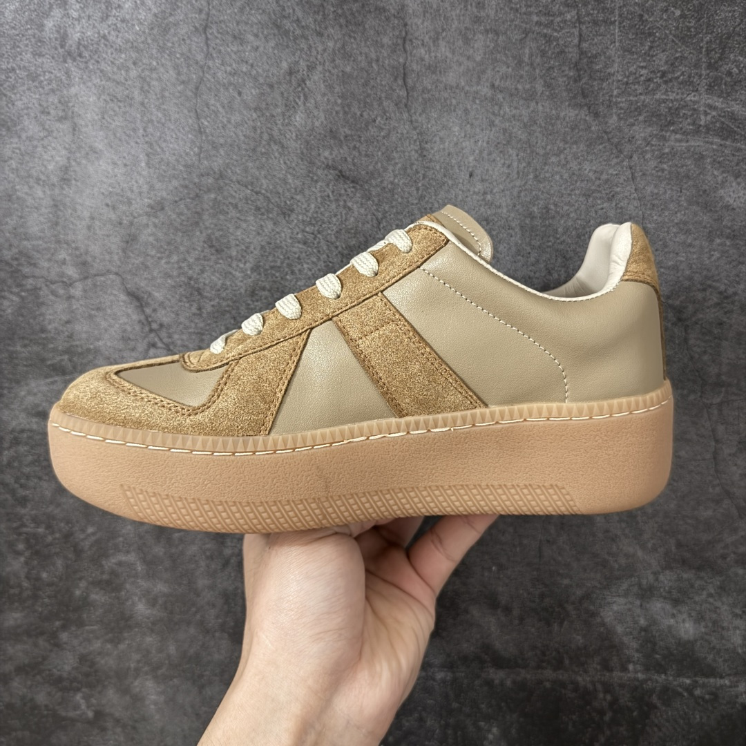 图片[2]-【广东纯原版】MaisonMargiela MM6 马吉拉 25/ 最新 厚底 德训鞋 休闲 运动鞋，原版购入开发 做货 鬼才设计师品牌，一个轻奢品牌 这一款德国训练鞋延续了经典的T形真皮拼接设计，经过设计团队多次的精心改良，只为让您体验最原始的军旅味道~材质：特殊材料/布面，柔软细腻的特点与时尚潮流的布面相结合，使其既有超高的柔软舒适度，又同时保持不错的透气性能~舒适与质感并行，轻松驾驭四季穿着任何搭配。 ✔️面料：原版定制进口牛皮 ✔️内里：牛皮 ✔️大底：原版1：1开模 ✔️底厚：5CM 尺码：35-40-选品中心
