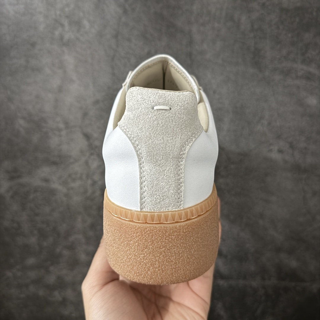 图片[4]-【广东纯原版】MaisonMargiela MM6 马吉拉 25/ 最新 厚底 德训鞋 休闲 运动鞋，原版购入开发 做货 鬼才设计师品牌，一个轻奢品牌 这一款德国训练鞋延续了经典的T形真皮拼接设计，经过设计团队多次的精心改良，只为让您体验最原始的军旅味道~材质：特殊材料/布面，柔软细腻的特点与时尚潮流的布面相结合，使其既有超高的柔软舒适度，又同时保持不错的透气性能~舒适与质感并行，轻松驾驭四季穿着任何搭配。 ✔️面料：原版定制进口牛皮 ✔️内里：牛皮 ✔️大底：原版1：1开模 ✔️底厚：5CM 尺码：35-40-选品中心