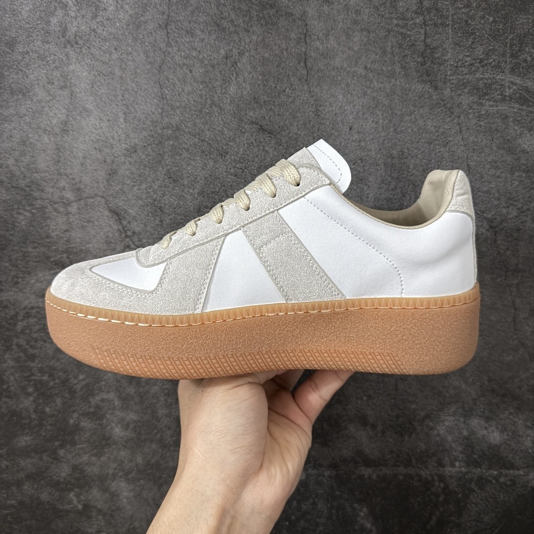 图片[2]-【广东纯原版】MaisonMargiela MM6 马吉拉 25/ 最新 厚底 德训鞋 休闲 运动鞋，原版购入开发 做货 鬼才设计师品牌，一个轻奢品牌 这一款德国训练鞋延续了经典的T形真皮拼接设计，经过设计团队多次的精心改良，只为让您体验最原始的军旅味道~材质：特殊材料/布面，柔软细腻的特点与时尚潮流的布面相结合，使其既有超高的柔软舒适度，又同时保持不错的透气性能~舒适与质感并行，轻松驾驭四季穿着任何搭配。 ✔️面料：原版定制进口牛皮 ✔️内里：牛皮 ✔️大底：原版1：1开模 ✔️底厚：5CM 尺码：35-40-选品中心