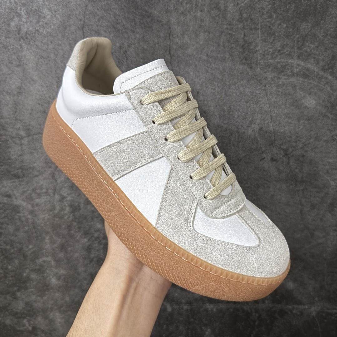 图片[3]-【广东纯原版】MaisonMargiela MM6 马吉拉 25/ 最新 厚底 德训鞋 休闲 运动鞋，原版购入开发 做货 鬼才设计师品牌，一个轻奢品牌 这一款德国训练鞋延续了经典的T形真皮拼接设计，经过设计团队多次的精心改良，只为让您体验最原始的军旅味道~材质：特殊材料/布面，柔软细腻的特点与时尚潮流的布面相结合，使其既有超高的柔软舒适度，又同时保持不错的透气性能~舒适与质感并行，轻松驾驭四季穿着任何搭配。 ✔️面料：原版定制进口牛皮 ✔️内里：牛皮 ✔️大底：原版1：1开模 ✔️底厚：5CM 尺码：35-40-选品中心