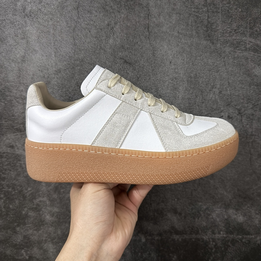 【广东纯原版】MaisonMargiela MM6 马吉拉 25/ 最新 厚底 德训鞋 休闲 运动鞋，原版购入开发 做货 鬼才设计师品牌，一个轻奢品牌 这一款德国训练鞋延续了经典的T形真皮拼接设计，经过设计团队多次的精心改良，只为让您体验最原始的军旅味道~材质：特殊材料/布面，柔软细腻的特点与时尚潮流的布面相结合，使其既有超高的柔软舒适度，又同时保持不错的透气性能~舒适与质感并行，轻松驾驭四季穿着任何搭配。 ✔️面料：原版定制进口牛皮 ✔️内里：牛皮 ✔️大底：原版1：1开模 ✔️底厚：5CM 尺码：35-40-选品中心