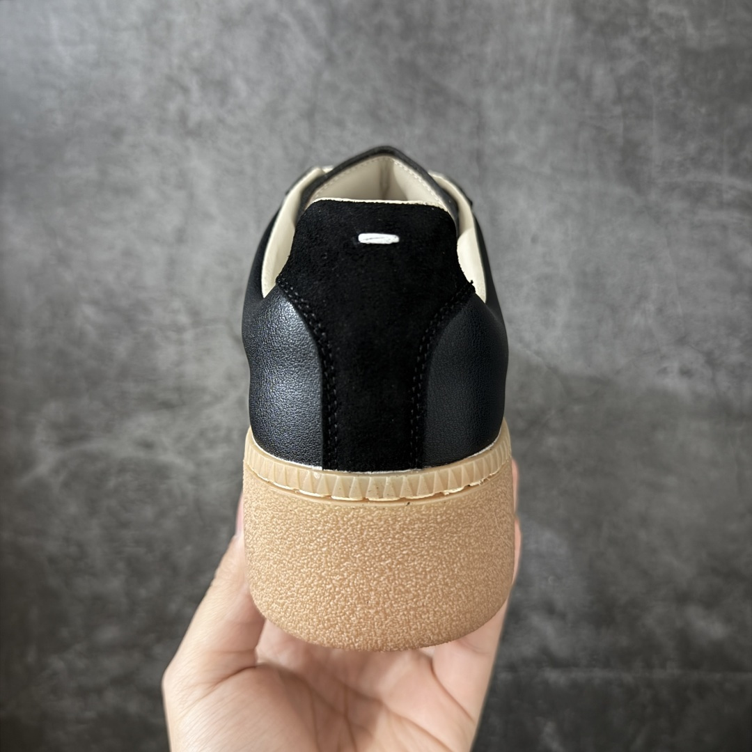 图片[4]-【广东纯原版】MaisonMargiela MM6 马吉拉 25/ 最新 厚底 德训鞋 休闲 运动鞋，原版购入开发 做货 鬼才设计师品牌，一个轻奢品牌 这一款德国训练鞋延续了经典的T形真皮拼接设计，经过设计团队多次的精心改良，只为让您体验最原始的军旅味道~材质：特殊材料/布面，柔软细腻的特点与时尚潮流的布面相结合，使其既有超高的柔软舒适度，又同时保持不错的透气性能~舒适与质感并行，轻松驾驭四季穿着任何搭配。 ✔️面料：原版定制进口牛皮 ✔️内里：牛皮 ✔️大底：原版1：1开模 ✔️底厚：5CM 尺码：35-40-选品中心