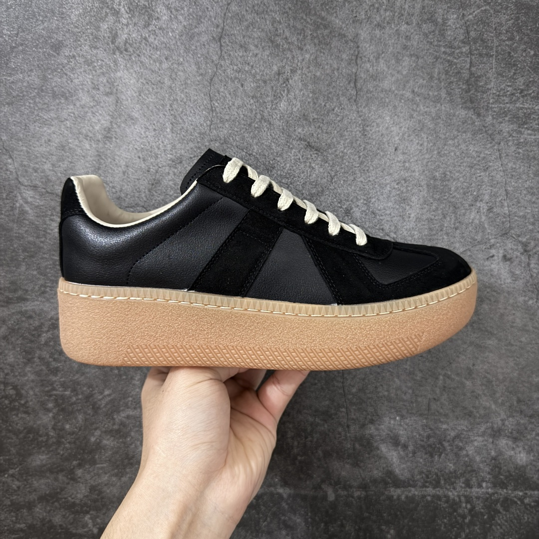 【广东纯原版】MaisonMargiela MM6 马吉拉 25/ 最新 厚底 德训鞋 休闲 运动鞋，原版购入开发 做货 鬼才设计师品牌，一个轻奢品牌 这一款德国训练鞋延续了经典的T形真皮拼接设计，经过设计团队多次的精心改良，只为让您体验最原始的军旅味道~材质：特殊材料/布面，柔软细腻的特点与时尚潮流的布面相结合，使其既有超高的柔软舒适度，又同时保持不错的透气性能~舒适与质感并行，轻松驾驭四季穿着任何搭配。 ✔️面料：原版定制进口牛皮 ✔️内里：牛皮 ✔️大底：原版1：1开模 ✔️底厚：5CM 尺码：35-40-选品中心