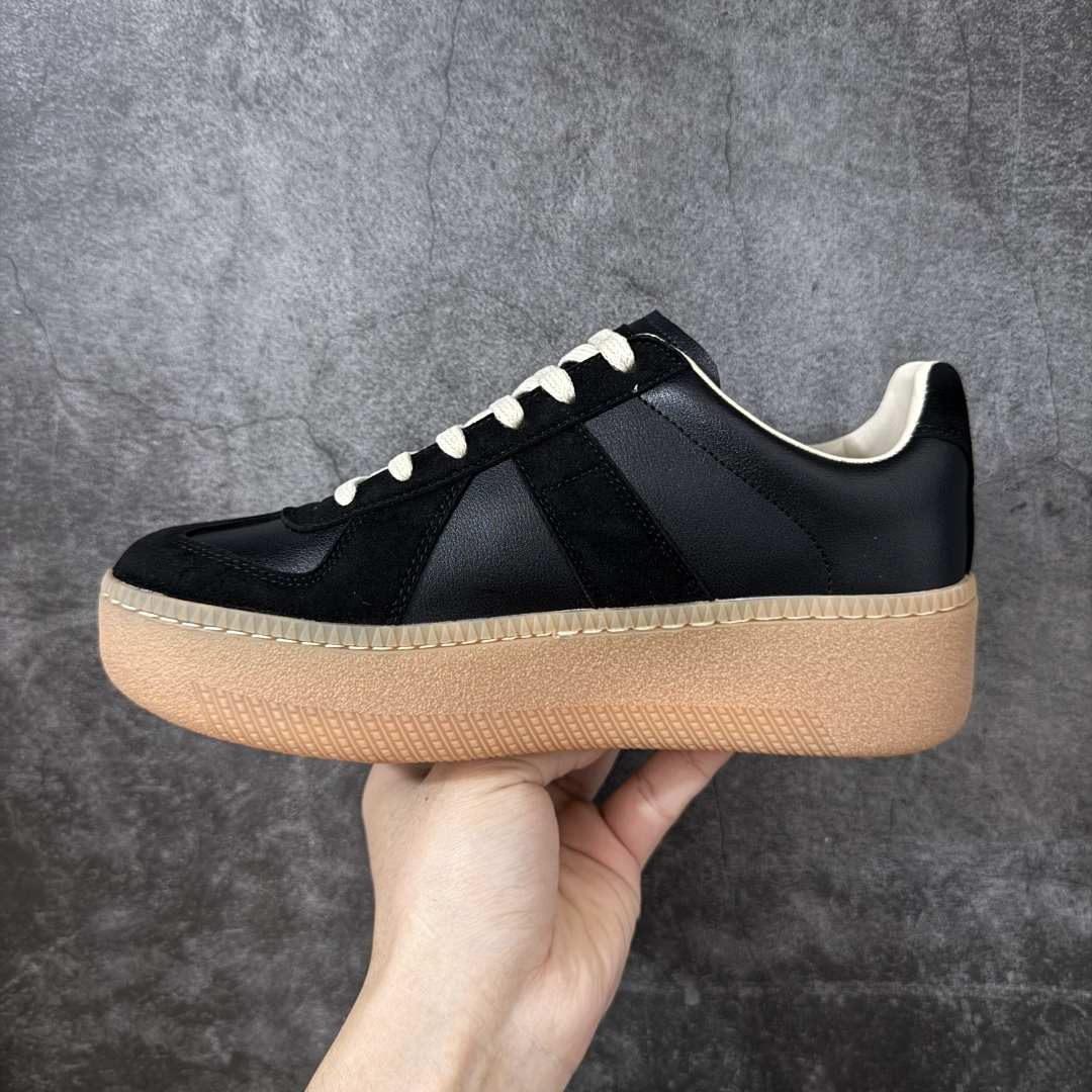 图片[2]-【广东纯原版】MaisonMargiela MM6 马吉拉 25/ 最新 厚底 德训鞋 休闲 运动鞋，原版购入开发 做货 鬼才设计师品牌，一个轻奢品牌 这一款德国训练鞋延续了经典的T形真皮拼接设计，经过设计团队多次的精心改良，只为让您体验最原始的军旅味道~材质：特殊材料/布面，柔软细腻的特点与时尚潮流的布面相结合，使其既有超高的柔软舒适度，又同时保持不错的透气性能~舒适与质感并行，轻松驾驭四季穿着任何搭配。 ✔️面料：原版定制进口牛皮 ✔️内里：牛皮 ✔️大底：原版1：1开模 ✔️底厚：5CM 尺码：35-40-选品中心