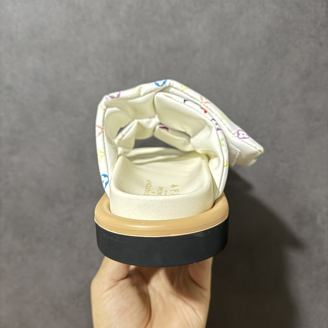 图片[4]-【广东纯原版】LV POOL PILLOW COMFORT 魔术贴 丹宁牛仔布 浮雕 面包 平底二字凉拖鞋 Pool Pillow 舒适穆勒鞋得名于柔软填充鞋面设计，新绎牛皮革铺陈 Monogram 压印图案。前带缀饰路易威登标识皮革标签。舒适韧性鞋垫与轻盈微型外底成就无拘步履 原版定制科技织物面料，原版定制羊皮垫脚，原版开模橡胶发泡大底，纯原品质，细节高度还原 尺码：35-45-选品中心