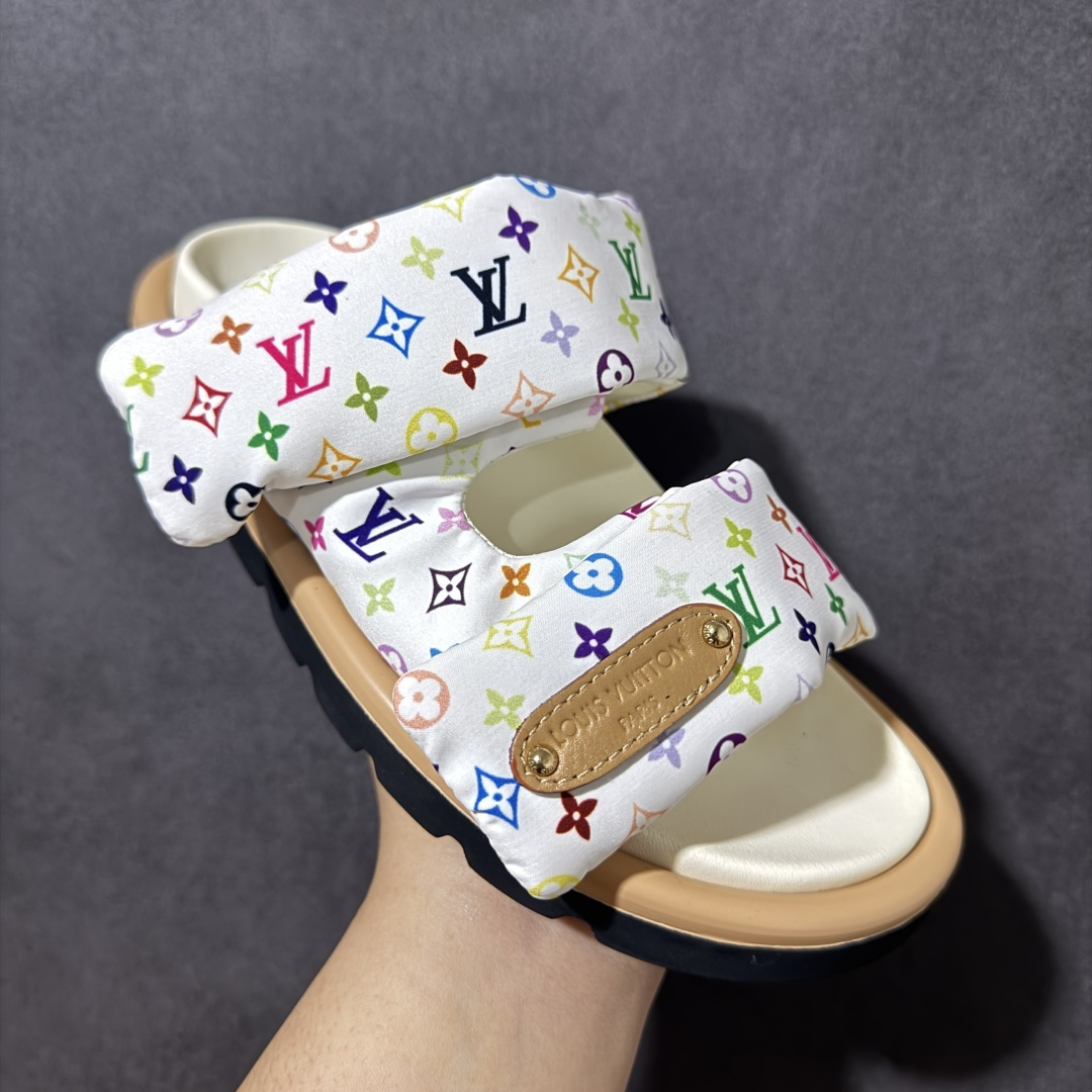 图片[3]-【广东纯原版】LV POOL PILLOW COMFORT 魔术贴 丹宁牛仔布 浮雕 面包 平底二字凉拖鞋 Pool Pillow 舒适穆勒鞋得名于柔软填充鞋面设计，新绎牛皮革铺陈 Monogram 压印图案。前带缀饰路易威登标识皮革标签。舒适韧性鞋垫与轻盈微型外底成就无拘步履 原版定制科技织物面料，原版定制羊皮垫脚，原版开模橡胶发泡大底，纯原品质，细节高度还原 尺码：35-45-选品中心