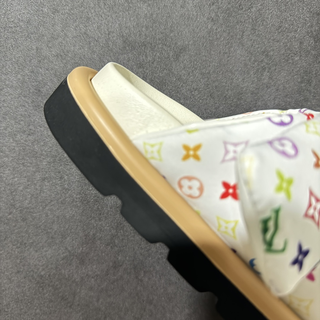图片[8]-【广东纯原版】LV POOL PILLOW COMFORT 魔术贴 丹宁牛仔布 浮雕 面包 平底二字凉拖鞋 Pool Pillow 舒适穆勒鞋得名于柔软填充鞋面设计，新绎牛皮革铺陈 Monogram 压印图案。前带缀饰路易威登标识皮革标签。舒适韧性鞋垫与轻盈微型外底成就无拘步履 原版定制科技织物面料，原版定制羊皮垫脚，原版开模橡胶发泡大底，纯原品质，细节高度还原 尺码：35-45-选品中心