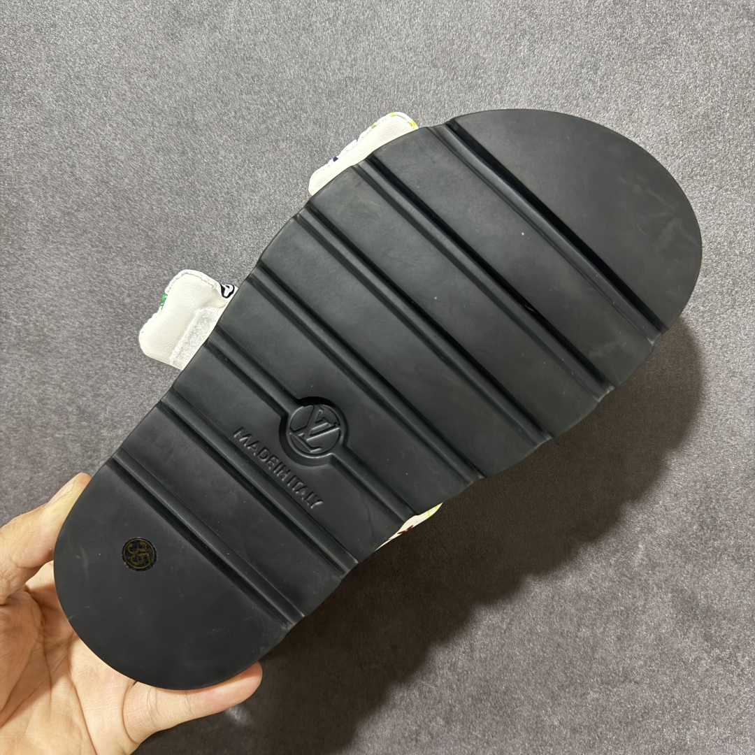 图片[9]-【广东纯原版】LV POOL PILLOW COMFORT 魔术贴 丹宁牛仔布 浮雕 面包 平底二字凉拖鞋 Pool Pillow 舒适穆勒鞋得名于柔软填充鞋面设计，新绎牛皮革铺陈 Monogram 压印图案。前带缀饰路易威登标识皮革标签。舒适韧性鞋垫与轻盈微型外底成就无拘步履 原版定制科技织物面料，原版定制羊皮垫脚，原版开模橡胶发泡大底，纯原品质，细节高度还原 尺码：35-45-选品中心