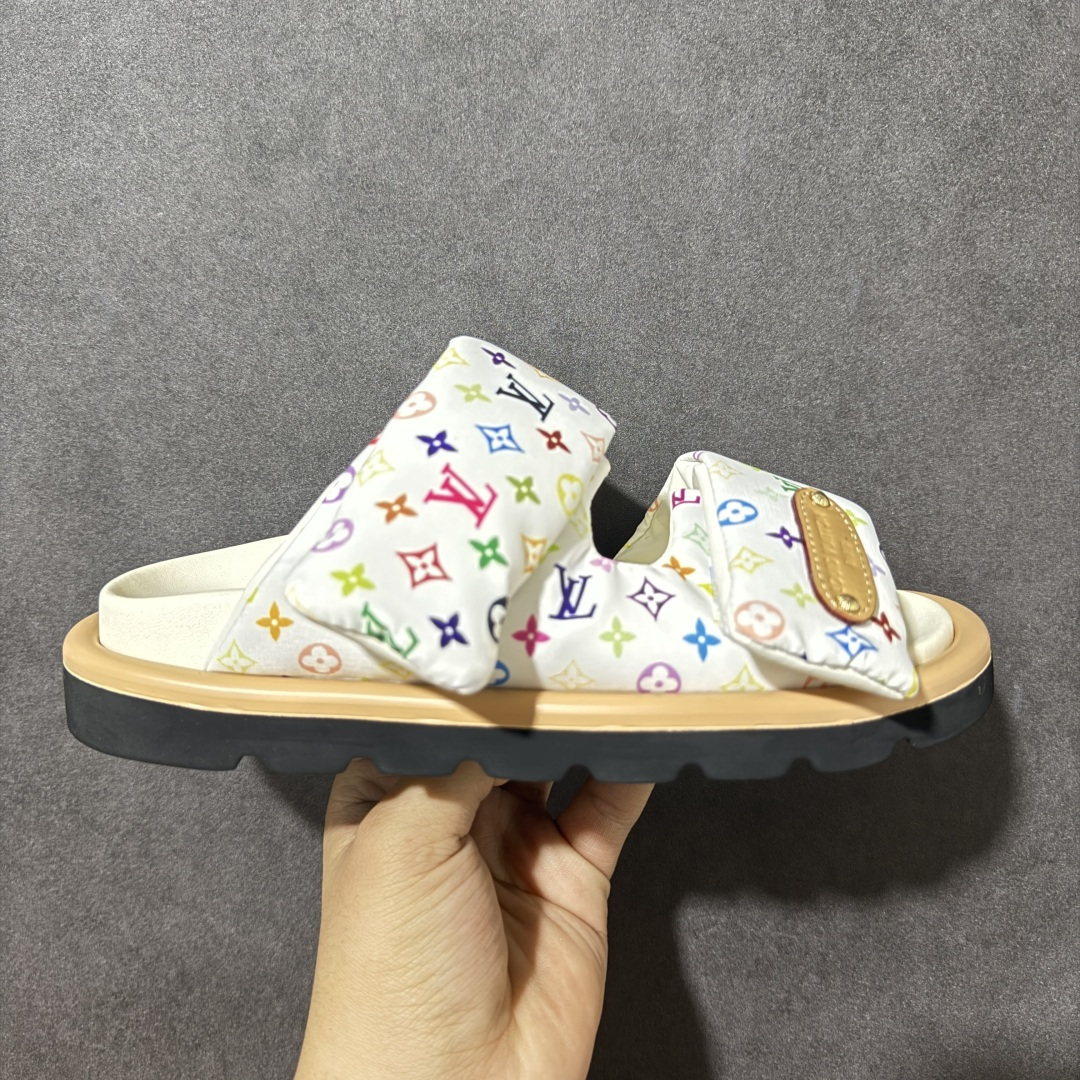 【广东纯原版】LV POOL PILLOW COMFORT 魔术贴 丹宁牛仔布 浮雕 面包 平底二字凉拖鞋 Pool Pillow 舒适穆勒鞋得名于柔软填充鞋面设计，新绎牛皮革铺陈 Monogram 压印图案。前带缀饰路易威登标识皮革标签。舒适韧性鞋垫与轻盈微型外底成就无拘步履 原版定制科技织物面料，原版定制羊皮垫脚，原版开模橡胶发泡大底，纯原品质，细节高度还原 尺码：35-45-选品中心