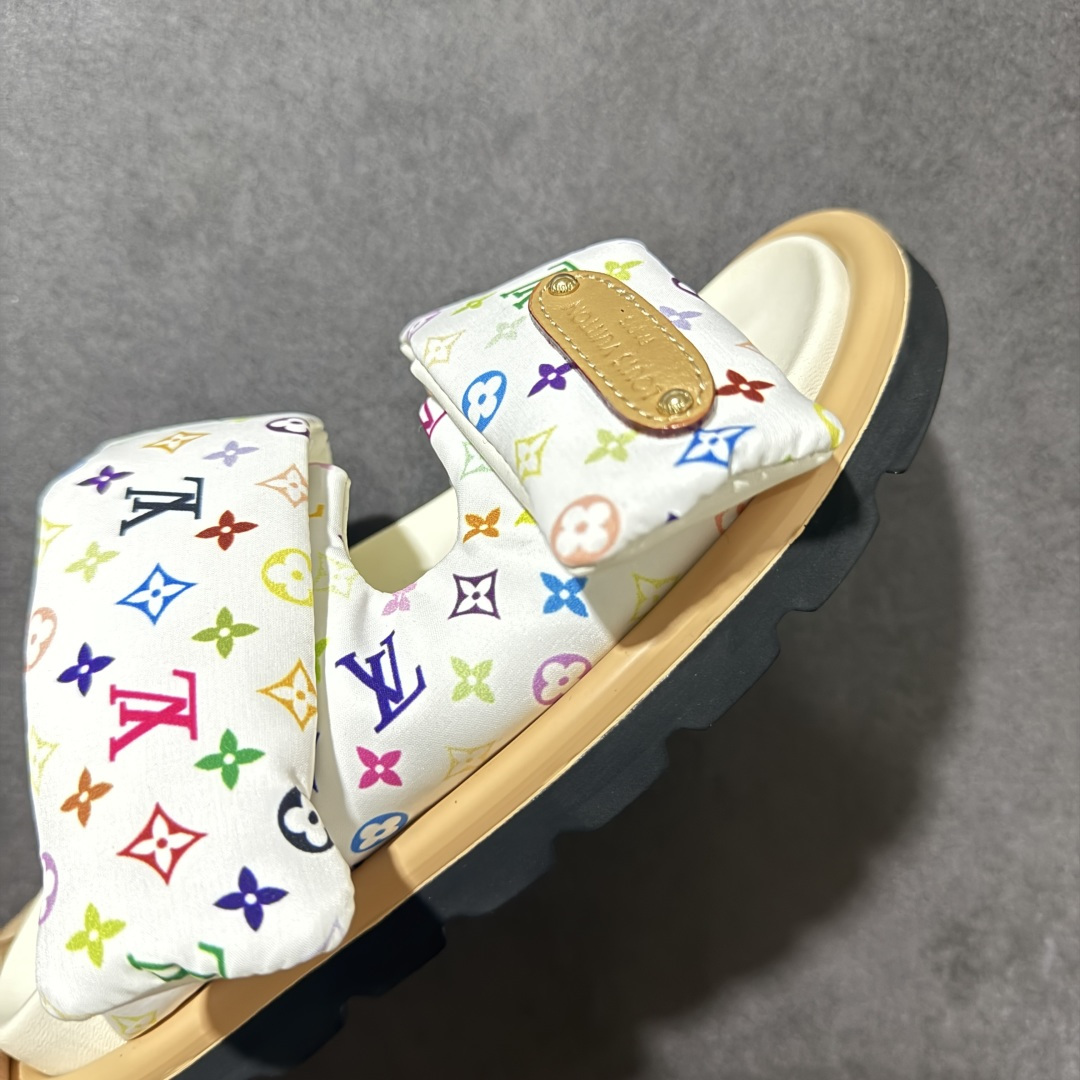 图片[7]-【广东纯原版】LV POOL PILLOW COMFORT 魔术贴 丹宁牛仔布 浮雕 面包 平底二字凉拖鞋 Pool Pillow 舒适穆勒鞋得名于柔软填充鞋面设计，新绎牛皮革铺陈 Monogram 压印图案。前带缀饰路易威登标识皮革标签。舒适韧性鞋垫与轻盈微型外底成就无拘步履 原版定制科技织物面料，原版定制羊皮垫脚，原版开模橡胶发泡大底，纯原品质，细节高度还原 尺码：35-45-选品中心