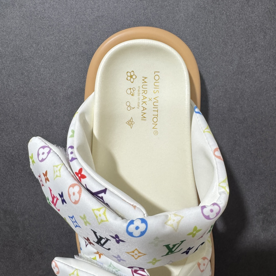 图片[6]-【广东纯原版】LV POOL PILLOW COMFORT 魔术贴 丹宁牛仔布 浮雕 面包 平底二字凉拖鞋 Pool Pillow 舒适穆勒鞋得名于柔软填充鞋面设计，新绎牛皮革铺陈 Monogram 压印图案。前带缀饰路易威登标识皮革标签。舒适韧性鞋垫与轻盈微型外底成就无拘步履 原版定制科技织物面料，原版定制羊皮垫脚，原版开模橡胶发泡大底，纯原品质，细节高度还原 尺码：35-45-选品中心