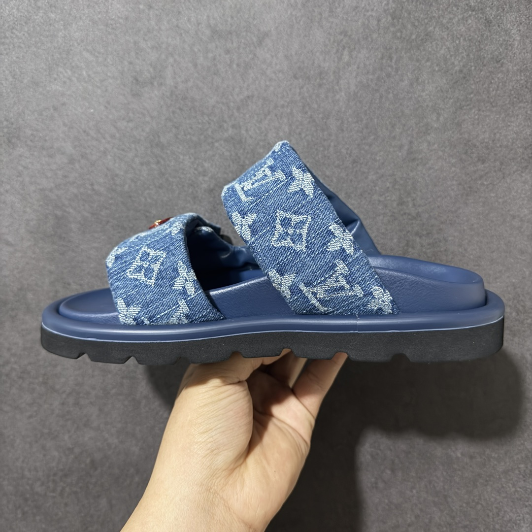 图片[2]-【广东纯原版】LV POOL PILLOW COMFORT 魔术贴 丹宁牛仔布 浮雕 面包 平底二字凉拖鞋 Pool Pillow 舒适穆勒鞋得名于柔软填充鞋面设计，新绎牛皮革铺陈 Monogram 压印图案。前带缀饰路易威登标识皮革标签。舒适韧性鞋垫与轻盈微型外底成就无拘步履 原版定制科技织物面料，原版定制羊皮垫脚，原版开模橡胶发泡大底，纯原品质，细节高度还原 尺码：35-45-选品中心
