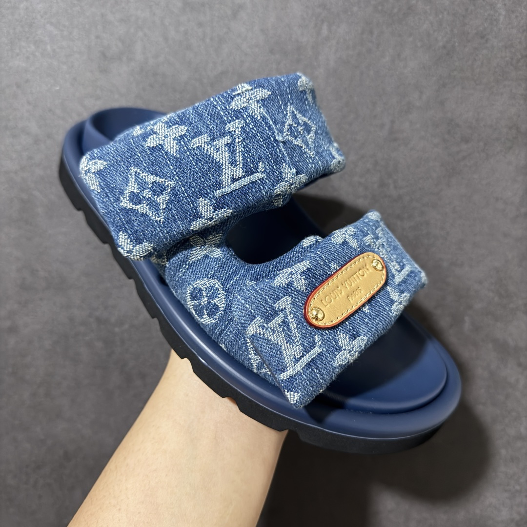 图片[3]-【广东纯原版】LV POOL PILLOW COMFORT 魔术贴 丹宁牛仔布 浮雕 面包 平底二字凉拖鞋 Pool Pillow 舒适穆勒鞋得名于柔软填充鞋面设计，新绎牛皮革铺陈 Monogram 压印图案。前带缀饰路易威登标识皮革标签。舒适韧性鞋垫与轻盈微型外底成就无拘步履 原版定制科技织物面料，原版定制羊皮垫脚，原版开模橡胶发泡大底，纯原品质，细节高度还原 尺码：35-45-选品中心