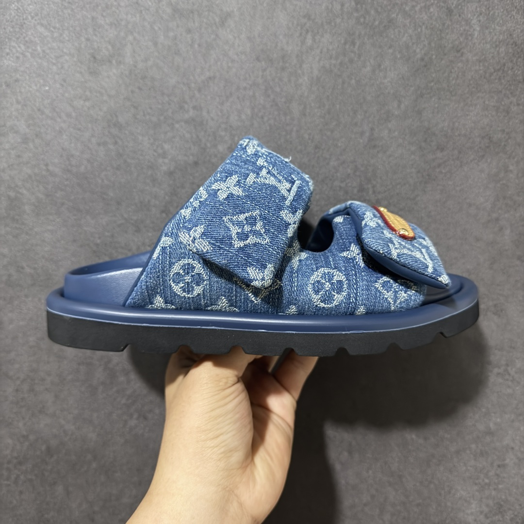 【广东纯原版】LV POOL PILLOW COMFORT 魔术贴 丹宁牛仔布 浮雕 面包 平底二字凉拖鞋 Pool Pillow 舒适穆勒鞋得名于柔软填充鞋面设计，新绎牛皮革铺陈 Monogram 压印图案。前带缀饰路易威登标识皮革标签。舒适韧性鞋垫与轻盈微型外底成就无拘步履 原版定制科技织物面料，原版定制羊皮垫脚，原版开模橡胶发泡大底，纯原品质，细节高度还原 尺码：35-45-选品中心