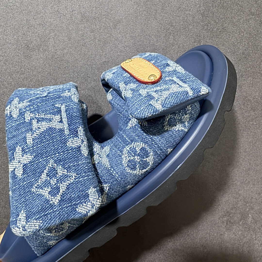 图片[8]-【广东纯原版】LV POOL PILLOW COMFORT 魔术贴 丹宁牛仔布 浮雕 面包 平底二字凉拖鞋 Pool Pillow 舒适穆勒鞋得名于柔软填充鞋面设计，新绎牛皮革铺陈 Monogram 压印图案。前带缀饰路易威登标识皮革标签。舒适韧性鞋垫与轻盈微型外底成就无拘步履 原版定制科技织物面料，原版定制羊皮垫脚，原版开模橡胶发泡大底，纯原品质，细节高度还原 尺码：35-45-选品中心