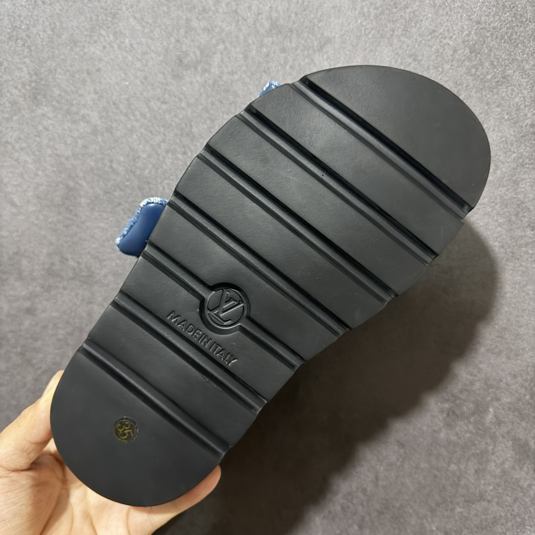 图片[9]-【广东纯原版】LV POOL PILLOW COMFORT 魔术贴 丹宁牛仔布 浮雕 面包 平底二字凉拖鞋 Pool Pillow 舒适穆勒鞋得名于柔软填充鞋面设计，新绎牛皮革铺陈 Monogram 压印图案。前带缀饰路易威登标识皮革标签。舒适韧性鞋垫与轻盈微型外底成就无拘步履 原版定制科技织物面料，原版定制羊皮垫脚，原版开模橡胶发泡大底，纯原品质，细节高度还原 尺码：35-45-选品中心