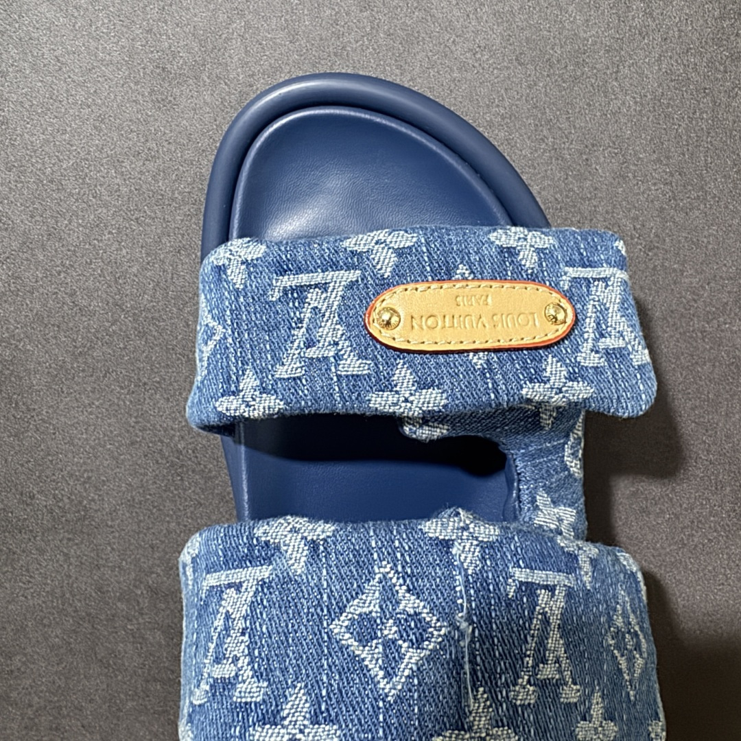 图片[5]-【广东纯原版】LV POOL PILLOW COMFORT 魔术贴 丹宁牛仔布 浮雕 面包 平底二字凉拖鞋 Pool Pillow 舒适穆勒鞋得名于柔软填充鞋面设计，新绎牛皮革铺陈 Monogram 压印图案。前带缀饰路易威登标识皮革标签。舒适韧性鞋垫与轻盈微型外底成就无拘步履 原版定制科技织物面料，原版定制羊皮垫脚，原版开模橡胶发泡大底，纯原品质，细节高度还原 尺码：35-45-选品中心
