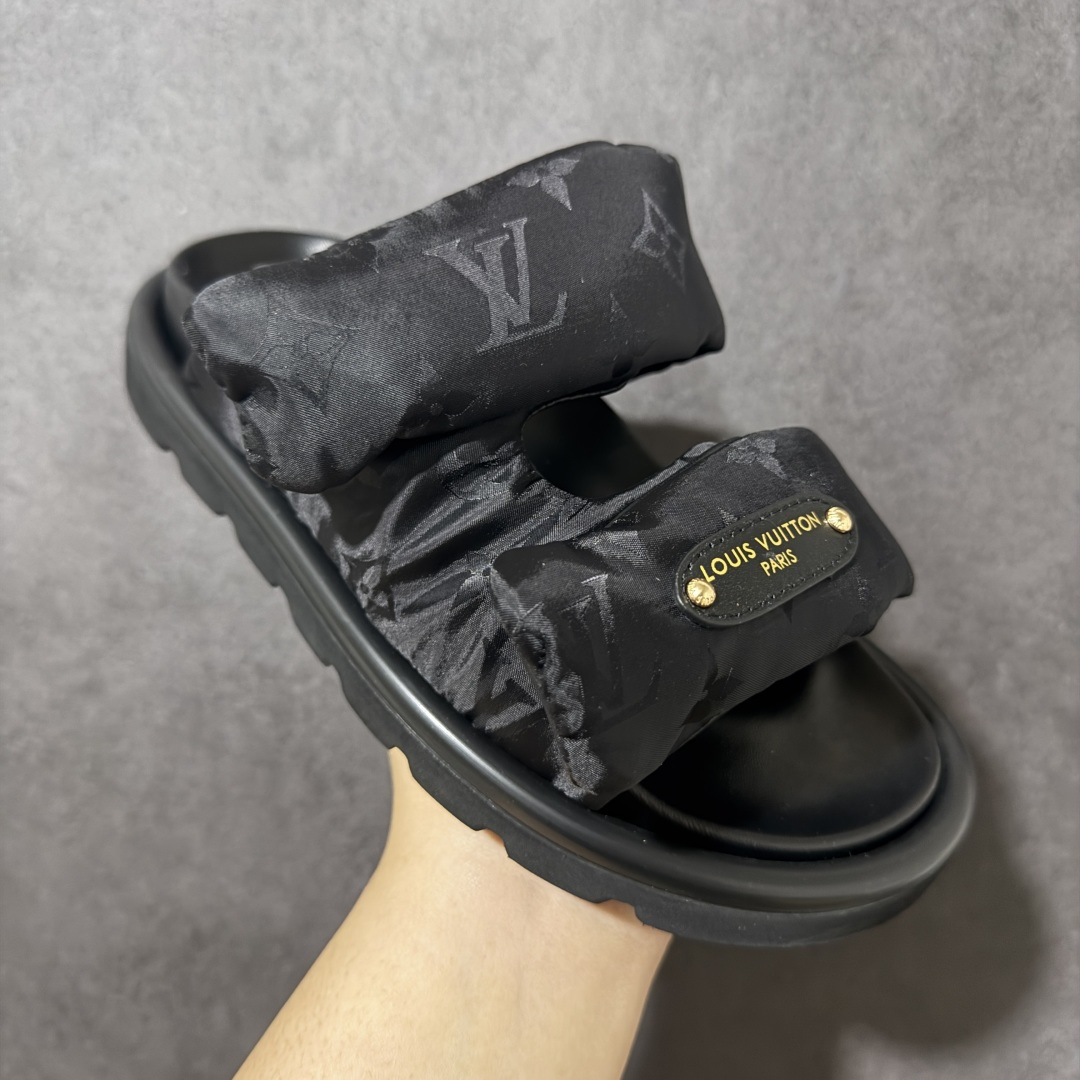图片[3]-【广东纯原版】LV POOL PILLOW COMFORT 魔术贴 丹宁牛仔布 浮雕 面包 平底二字凉拖鞋 Pool Pillow 舒适穆勒鞋得名于柔软填充鞋面设计，新绎牛皮革铺陈 Monogram 压印图案。前带缀饰路易威登标识皮革标签。舒适韧性鞋垫与轻盈微型外底成就无拘步履 原版定制科技织物面料，原版定制羊皮垫脚，原版开模橡胶发泡大底，纯原品质，细节高度还原 尺码：35-45-选品中心