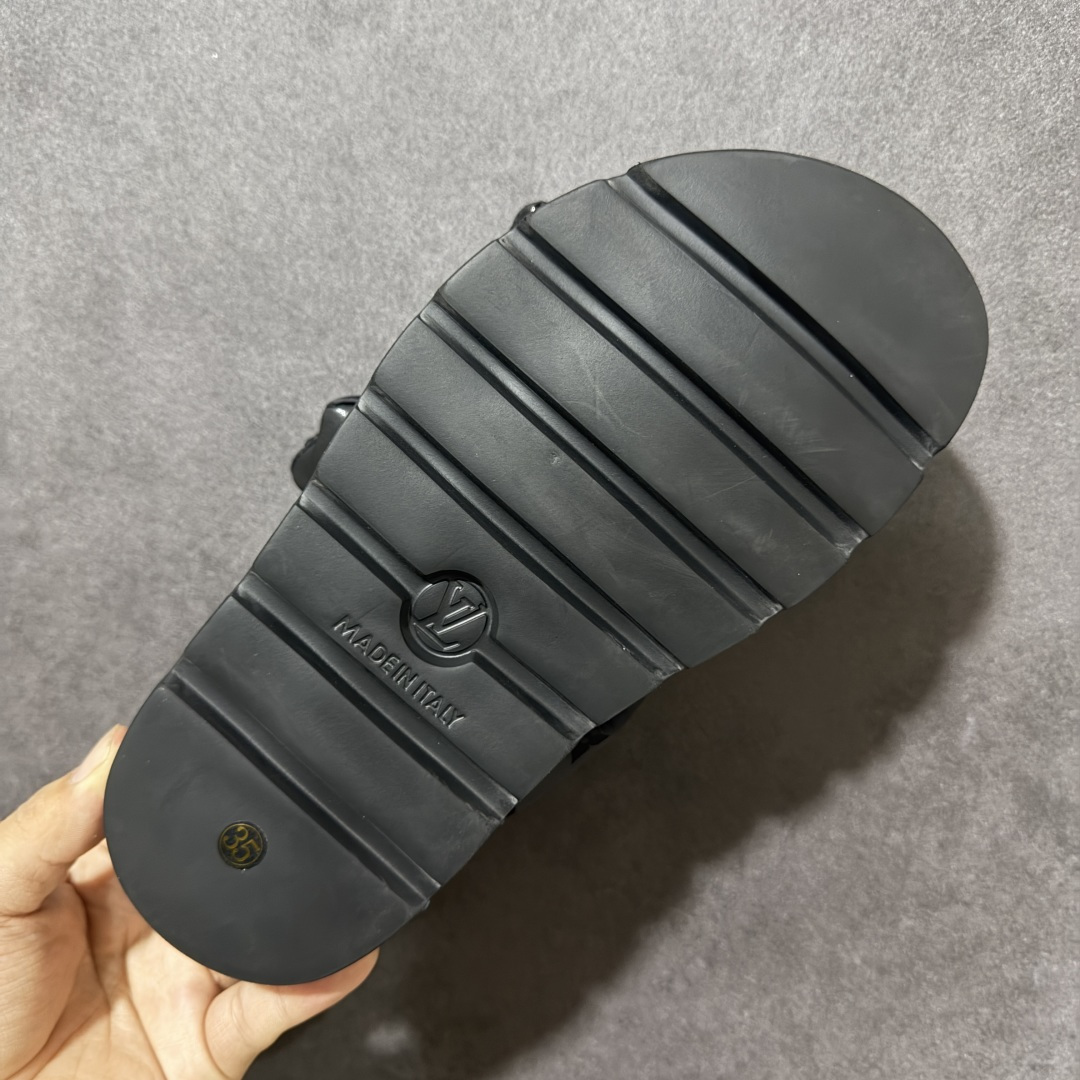 图片[9]-【广东纯原版】LV POOL PILLOW COMFORT 魔术贴 丹宁牛仔布 浮雕 面包 平底二字凉拖鞋 Pool Pillow 舒适穆勒鞋得名于柔软填充鞋面设计，新绎牛皮革铺陈 Monogram 压印图案。前带缀饰路易威登标识皮革标签。舒适韧性鞋垫与轻盈微型外底成就无拘步履 原版定制科技织物面料，原版定制羊皮垫脚，原版开模橡胶发泡大底，纯原品质，细节高度还原 尺码：35-45-选品中心