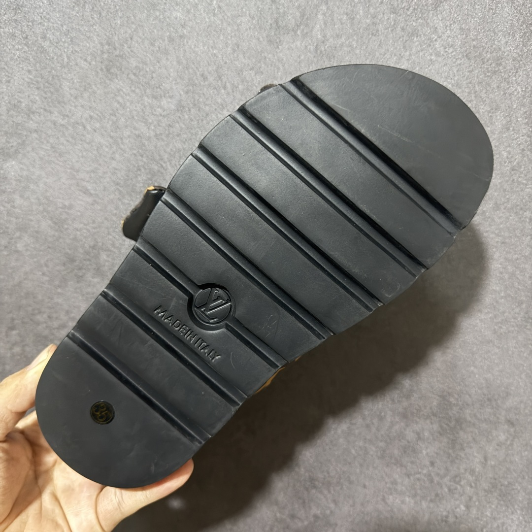 图片[9]-【广东纯原版】LV POOL PILLOW COMFORT 魔术贴 丹宁牛仔布 浮雕 面包 平底二字凉拖鞋 Pool Pillow 舒适穆勒鞋得名于柔软填充鞋面设计，新绎牛皮革铺陈 Monogram 压印图案。前带缀饰路易威登标识皮革标签。舒适韧性鞋垫与轻盈微型外底成就无拘步履 原版定制科技织物面料，原版定制羊皮垫脚，原版开模橡胶发泡大底，纯原品质，细节高度还原 尺码：35-45-选品中心