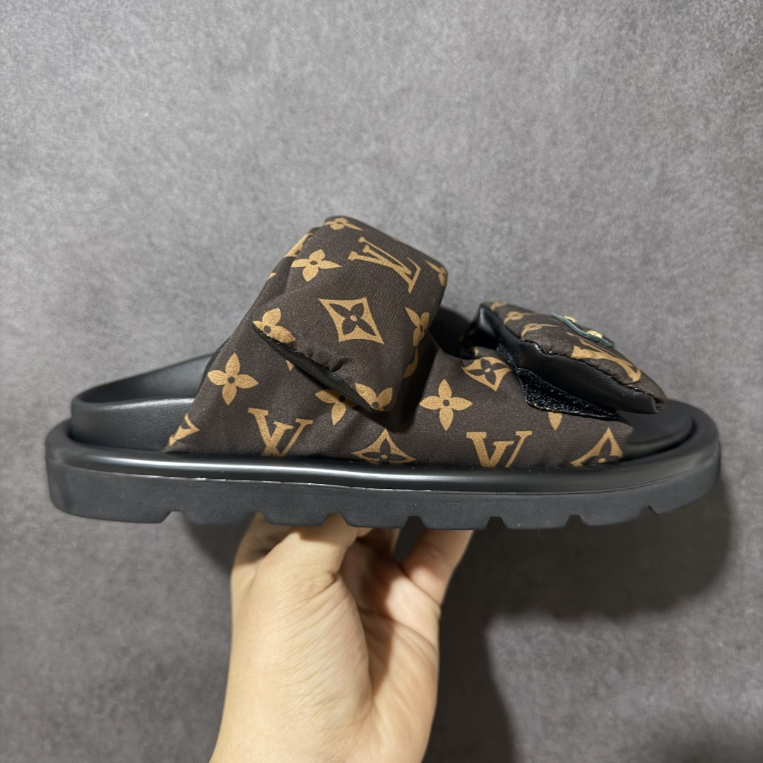 【广东纯原版】LV POOL PILLOW COMFORT 魔术贴 丹宁牛仔布 浮雕 面包 平底二字凉拖鞋 Pool Pillow 舒适穆勒鞋得名于柔软填充鞋面设计，新绎牛皮革铺陈 Monogram 压印图案。前带缀饰路易威登标识皮革标签。舒适韧性鞋垫与轻盈微型外底成就无拘步履 原版定制科技织物面料，原版定制羊皮垫脚，原版开模橡胶发泡大底，纯原品质，细节高度还原 尺码：35-45-选品中心