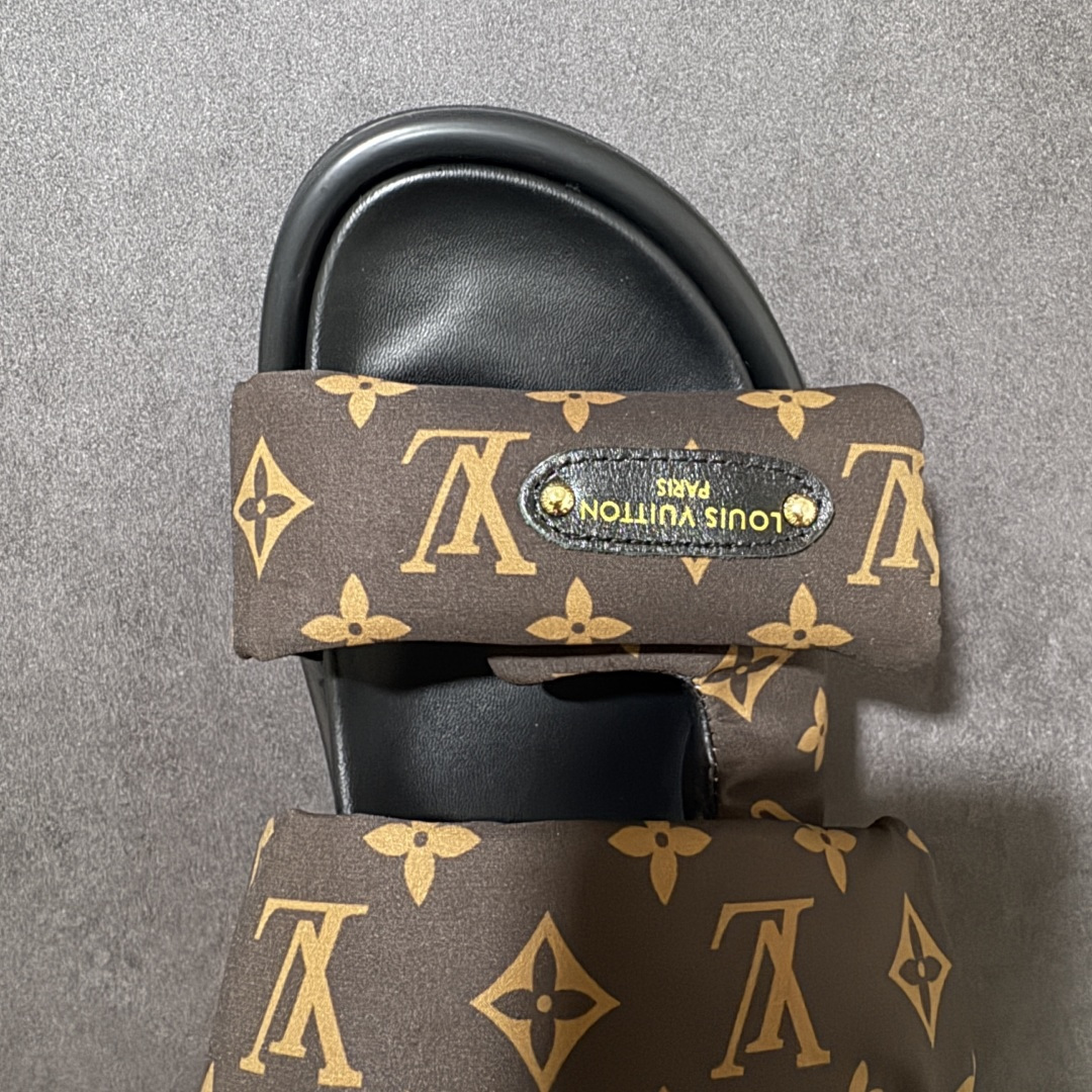 图片[5]-【广东纯原版】LV POOL PILLOW COMFORT 魔术贴 丹宁牛仔布 浮雕 面包 平底二字凉拖鞋 Pool Pillow 舒适穆勒鞋得名于柔软填充鞋面设计，新绎牛皮革铺陈 Monogram 压印图案。前带缀饰路易威登标识皮革标签。舒适韧性鞋垫与轻盈微型外底成就无拘步履 原版定制科技织物面料，原版定制羊皮垫脚，原版开模橡胶发泡大底，纯原品质，细节高度还原 尺码：35-45-选品中心
