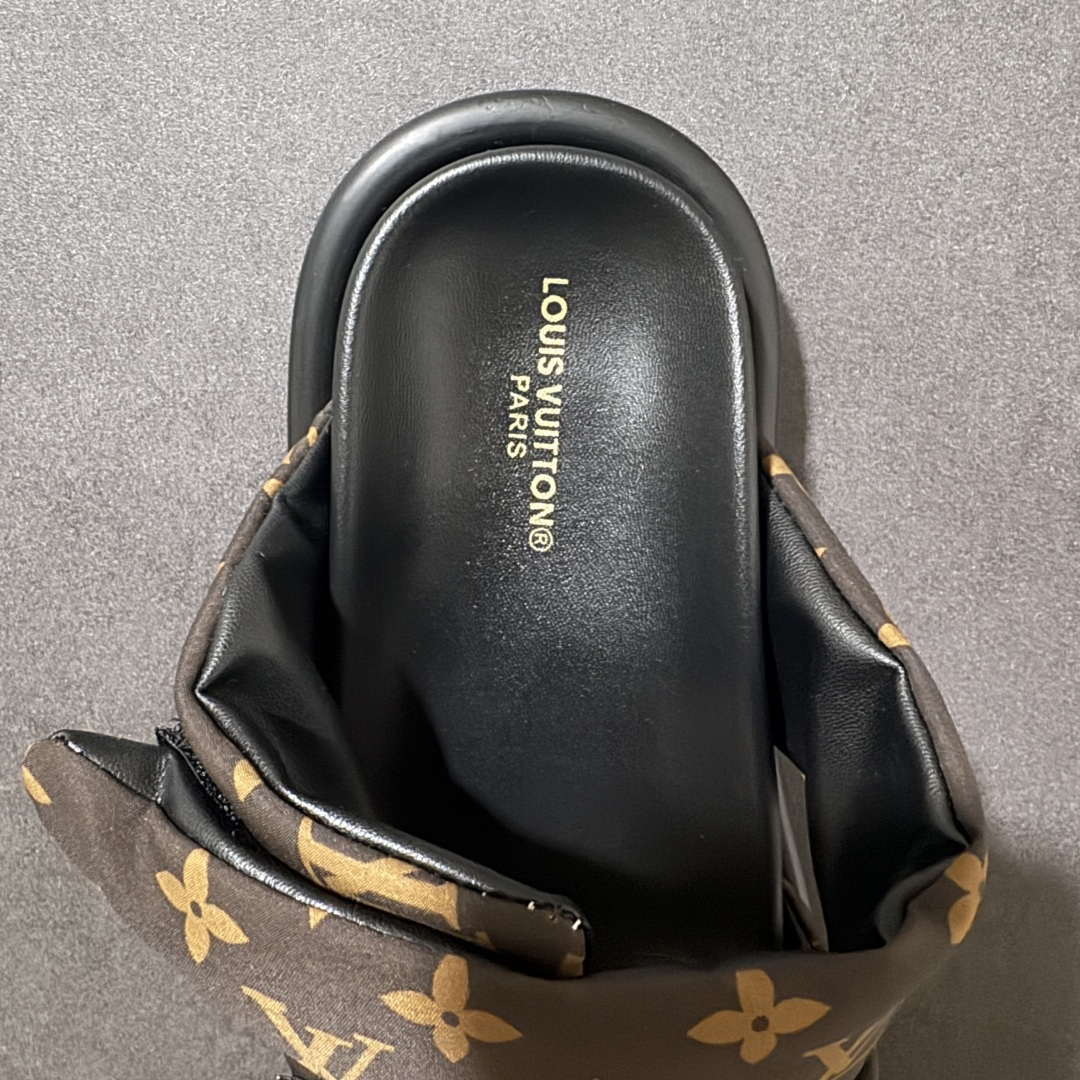 图片[6]-【广东纯原版】LV POOL PILLOW COMFORT 魔术贴 丹宁牛仔布 浮雕 面包 平底二字凉拖鞋 Pool Pillow 舒适穆勒鞋得名于柔软填充鞋面设计，新绎牛皮革铺陈 Monogram 压印图案。前带缀饰路易威登标识皮革标签。舒适韧性鞋垫与轻盈微型外底成就无拘步履 原版定制科技织物面料，原版定制羊皮垫脚，原版开模橡胶发泡大底，纯原品质，细节高度还原 尺码：35-45-选品中心