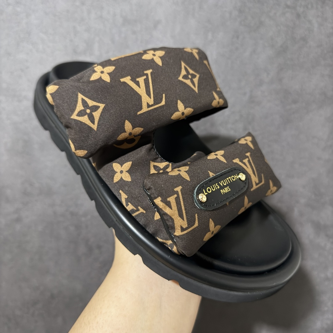 图片[3]-【广东纯原版】LV POOL PILLOW COMFORT 魔术贴 丹宁牛仔布 浮雕 面包 平底二字凉拖鞋 Pool Pillow 舒适穆勒鞋得名于柔软填充鞋面设计，新绎牛皮革铺陈 Monogram 压印图案。前带缀饰路易威登标识皮革标签。舒适韧性鞋垫与轻盈微型外底成就无拘步履 原版定制科技织物面料，原版定制羊皮垫脚，原版开模橡胶发泡大底，纯原品质，细节高度还原 尺码：35-45-选品中心