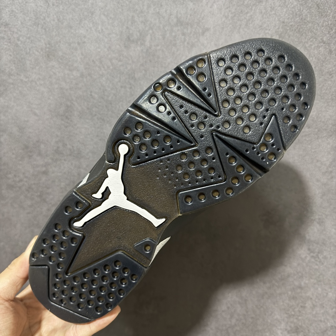 图片[9]-【公司级】Air Jordan 6 Retro \”Cap And Gown\” 高帮 复刻黑银 AJ6 乔丹6代 aj6 乔6 高邦 复刻黑银色 乔丹篮球鞋系列 采用甲壳式鞋身的设计，线条十分简洁明快，精巧的造型强化了鞋身的包裏性，鞋舌上创新性添加了的两个方洞，鞋身整体以黑色麂皮打造，辅以白色细节点缀，低调又不失质感；中底、鞋后跟贴片以及鞋面裁片与鞋带包边上的3M反光元素，在不破坏整体高级质感的前提下，为鞋款注入恰到好处的吸睛亮点。鞋舌上Jumpman Logo采用银色装饰，后跟Nike Swoosh Logo及Air刺绣则以黑色呈现，鞋身下部则依旧延续了性能不俗的分离式Air Sole气垫，中底采用银色妆点，最后辅以黑色透明水晶外底及硕大的白色JJumpmann Logo完成整体设计收尾。 货号：IR2266-010（2026.04.02发售） 尺码：40～47.5B-选品中心