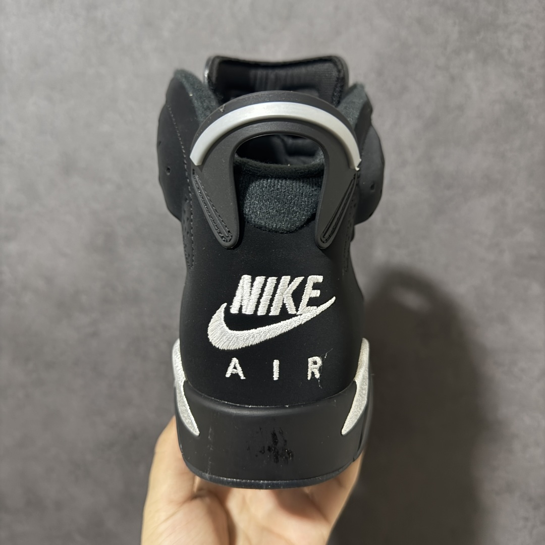 图片[4]-【公司级】Air Jordan 6 Retro \”Cap And Gown\” 高帮 复刻黑银 AJ6 乔丹6代 aj6 乔6 高邦 复刻黑银色 乔丹篮球鞋系列 采用甲壳式鞋身的设计，线条十分简洁明快，精巧的造型强化了鞋身的包裏性，鞋舌上创新性添加了的两个方洞，鞋身整体以黑色麂皮打造，辅以白色细节点缀，低调又不失质感；中底、鞋后跟贴片以及鞋面裁片与鞋带包边上的3M反光元素，在不破坏整体高级质感的前提下，为鞋款注入恰到好处的吸睛亮点。鞋舌上Jumpman Logo采用银色装饰，后跟Nike Swoosh Logo及Air刺绣则以黑色呈现，鞋身下部则依旧延续了性能不俗的分离式Air Sole气垫，中底采用银色妆点，最后辅以黑色透明水晶外底及硕大的白色JJumpmann Logo完成整体设计收尾。 货号：IR2266-010（2026.04.02发售） 尺码：40～47.5B-选品中心