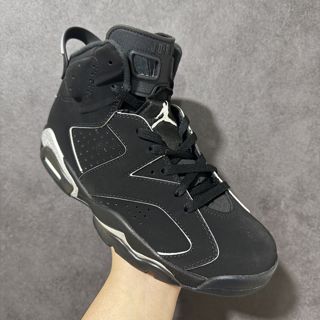 图片[3]-【公司级】Air Jordan 6 Retro \”Cap And Gown\” 高帮 复刻黑银 AJ6 乔丹6代 aj6 乔6 高邦 复刻黑银色 乔丹篮球鞋系列 采用甲壳式鞋身的设计，线条十分简洁明快，精巧的造型强化了鞋身的包裏性，鞋舌上创新性添加了的两个方洞，鞋身整体以黑色麂皮打造，辅以白色细节点缀，低调又不失质感；中底、鞋后跟贴片以及鞋面裁片与鞋带包边上的3M反光元素，在不破坏整体高级质感的前提下，为鞋款注入恰到好处的吸睛亮点。鞋舌上Jumpman Logo采用银色装饰，后跟Nike Swoosh Logo及Air刺绣则以黑色呈现，鞋身下部则依旧延续了性能不俗的分离式Air Sole气垫，中底采用银色妆点，最后辅以黑色透明水晶外底及硕大的白色JJumpmann Logo完成整体设计收尾。 货号：IR2266-010（2026.04.02发售） 尺码：40～47.5B-选品中心
