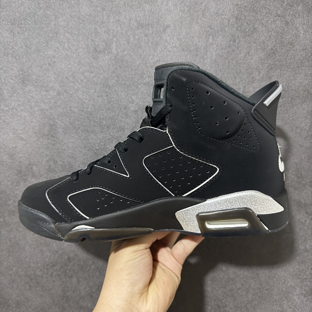 图片[2]-【公司级】Air Jordan 6 Retro \”Cap And Gown\” 高帮 复刻黑银 AJ6 乔丹6代 aj6 乔6 高邦 复刻黑银色 乔丹篮球鞋系列 采用甲壳式鞋身的设计，线条十分简洁明快，精巧的造型强化了鞋身的包裏性，鞋舌上创新性添加了的两个方洞，鞋身整体以黑色麂皮打造，辅以白色细节点缀，低调又不失质感；中底、鞋后跟贴片以及鞋面裁片与鞋带包边上的3M反光元素，在不破坏整体高级质感的前提下，为鞋款注入恰到好处的吸睛亮点。鞋舌上Jumpman Logo采用银色装饰，后跟Nike Swoosh Logo及Air刺绣则以黑色呈现，鞋身下部则依旧延续了性能不俗的分离式Air Sole气垫，中底采用银色妆点，最后辅以黑色透明水晶外底及硕大的白色JJumpmann Logo完成整体设计收尾。 货号：IR2266-010（2026.04.02发售） 尺码：40～47.5B-选品中心