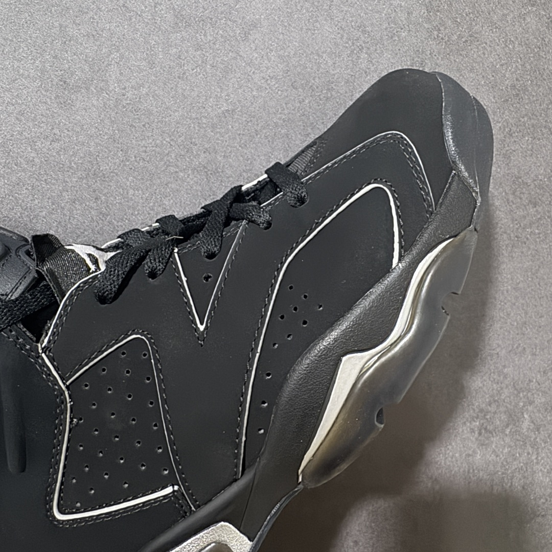 图片[8]-【公司级】Air Jordan 6 Retro \”Cap And Gown\” 高帮 复刻黑银 AJ6 乔丹6代 aj6 乔6 高邦 复刻黑银色 乔丹篮球鞋系列 采用甲壳式鞋身的设计，线条十分简洁明快，精巧的造型强化了鞋身的包裏性，鞋舌上创新性添加了的两个方洞，鞋身整体以黑色麂皮打造，辅以白色细节点缀，低调又不失质感；中底、鞋后跟贴片以及鞋面裁片与鞋带包边上的3M反光元素，在不破坏整体高级质感的前提下，为鞋款注入恰到好处的吸睛亮点。鞋舌上Jumpman Logo采用银色装饰，后跟Nike Swoosh Logo及Air刺绣则以黑色呈现，鞋身下部则依旧延续了性能不俗的分离式Air Sole气垫，中底采用银色妆点，最后辅以黑色透明水晶外底及硕大的白色JJumpmann Logo完成整体设计收尾。 货号：IR2266-010（2026.04.02发售） 尺码：40～47.5B-选品中心