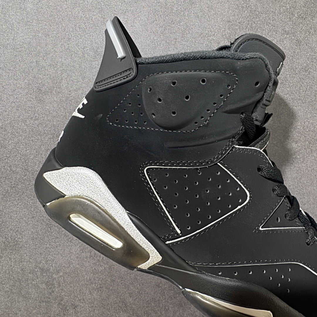 图片[7]-【公司级】Air Jordan 6 Retro \”Cap And Gown\” 高帮 复刻黑银 AJ6 乔丹6代 aj6 乔6 高邦 复刻黑银色 乔丹篮球鞋系列 采用甲壳式鞋身的设计，线条十分简洁明快，精巧的造型强化了鞋身的包裏性，鞋舌上创新性添加了的两个方洞，鞋身整体以黑色麂皮打造，辅以白色细节点缀，低调又不失质感；中底、鞋后跟贴片以及鞋面裁片与鞋带包边上的3M反光元素，在不破坏整体高级质感的前提下，为鞋款注入恰到好处的吸睛亮点。鞋舌上Jumpman Logo采用银色装饰，后跟Nike Swoosh Logo及Air刺绣则以黑色呈现，鞋身下部则依旧延续了性能不俗的分离式Air Sole气垫，中底采用银色妆点，最后辅以黑色透明水晶外底及硕大的白色JJumpmann Logo完成整体设计收尾。 货号：IR2266-010（2026.04.02发售） 尺码：40～47.5B-选品中心