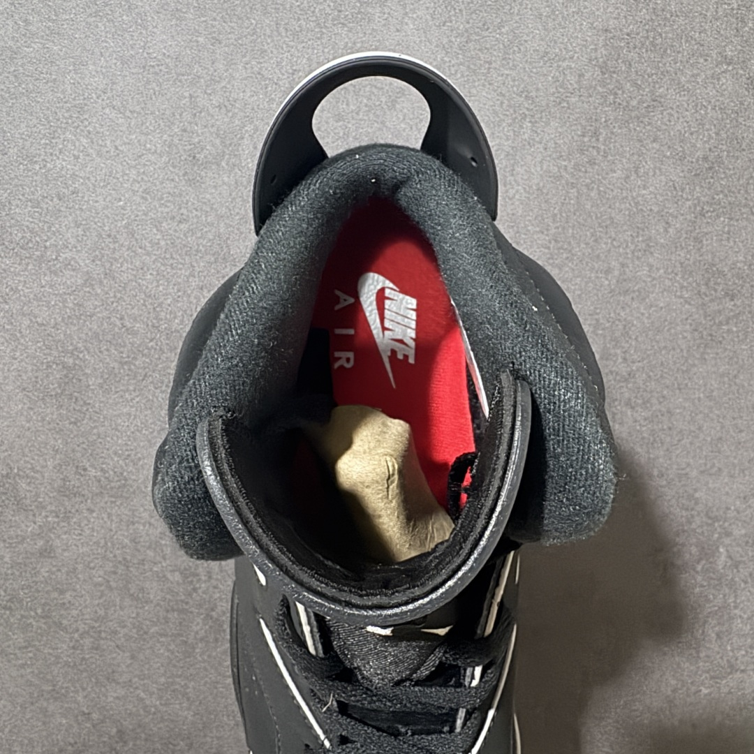 图片[6]-【公司级】Air Jordan 6 Retro \”Cap And Gown\” 高帮 复刻黑银 AJ6 乔丹6代 aj6 乔6 高邦 复刻黑银色 乔丹篮球鞋系列 采用甲壳式鞋身的设计，线条十分简洁明快，精巧的造型强化了鞋身的包裏性，鞋舌上创新性添加了的两个方洞，鞋身整体以黑色麂皮打造，辅以白色细节点缀，低调又不失质感；中底、鞋后跟贴片以及鞋面裁片与鞋带包边上的3M反光元素，在不破坏整体高级质感的前提下，为鞋款注入恰到好处的吸睛亮点。鞋舌上Jumpman Logo采用银色装饰，后跟Nike Swoosh Logo及Air刺绣则以黑色呈现，鞋身下部则依旧延续了性能不俗的分离式Air Sole气垫，中底采用银色妆点，最后辅以黑色透明水晶外底及硕大的白色JJumpmann Logo完成整体设计收尾。 货号：IR2266-010（2026.04.02发售） 尺码：40～47.5B-选品中心
