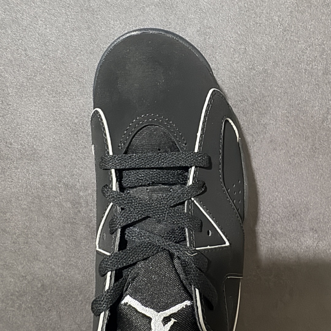 图片[5]-【公司级】Air Jordan 6 Retro \”Cap And Gown\” 高帮 复刻黑银 AJ6 乔丹6代 aj6 乔6 高邦 复刻黑银色 乔丹篮球鞋系列 采用甲壳式鞋身的设计，线条十分简洁明快，精巧的造型强化了鞋身的包裏性，鞋舌上创新性添加了的两个方洞，鞋身整体以黑色麂皮打造，辅以白色细节点缀，低调又不失质感；中底、鞋后跟贴片以及鞋面裁片与鞋带包边上的3M反光元素，在不破坏整体高级质感的前提下，为鞋款注入恰到好处的吸睛亮点。鞋舌上Jumpman Logo采用银色装饰，后跟Nike Swoosh Logo及Air刺绣则以黑色呈现，鞋身下部则依旧延续了性能不俗的分离式Air Sole气垫，中底采用银色妆点，最后辅以黑色透明水晶外底及硕大的白色JJumpmann Logo完成整体设计收尾。 货号：IR2266-010（2026.04.02发售） 尺码：40～47.5B-选品中心