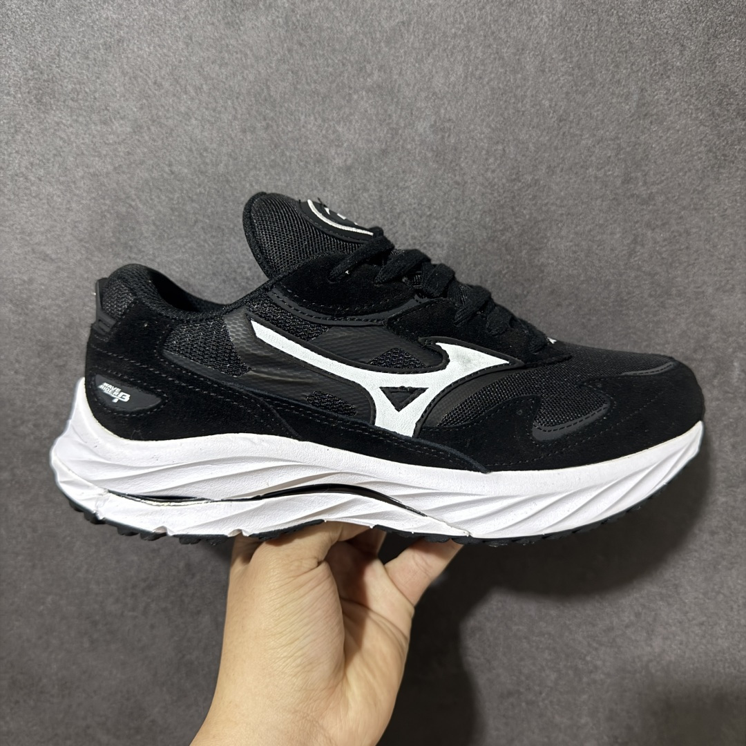 【公司级】Mizuno 美津浓 Wave Rider β 舒适百搭潮流 网布合成革 低帮跑步鞋 美津浓（Mizuno）是日本美津浓株式会社于1906年创立的运动品牌，经过一个多世纪的不断努力现已成为世界著名的运动器具、服装和鞋类生产商。美津浓力求服务于各类运动项目，并竭力使运动生活更加愉快和振奋。产品种类齐全，覆盖几乎全部主要运动项目，达到30万多个品类。 货号：D1GA330801 尺码：36-45带半码-选品中心