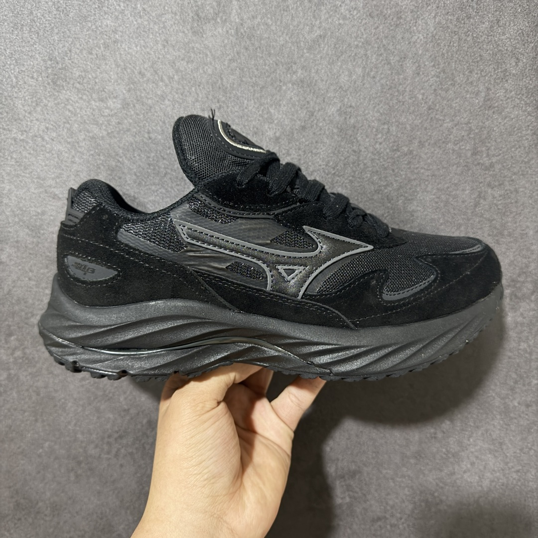 【公司级】Mizuno 美津浓 Wave Rider β 舒适百搭潮流 网布合成革 低帮跑步鞋 美津浓（Mizuno）是日本美津浓株式会社于1906年创立的运动品牌，经过一个多世纪的不断努力现已成为世界著名的运动器具、服装和鞋类生产商。美津浓力求服务于各类运动项目，并竭力使运动生活更加愉快和振奋。产品种类齐全，覆盖几乎全部主要运动项目，达到30万多个品类。 货号：D1GA330803 尺码：36-45带半码-选品中心