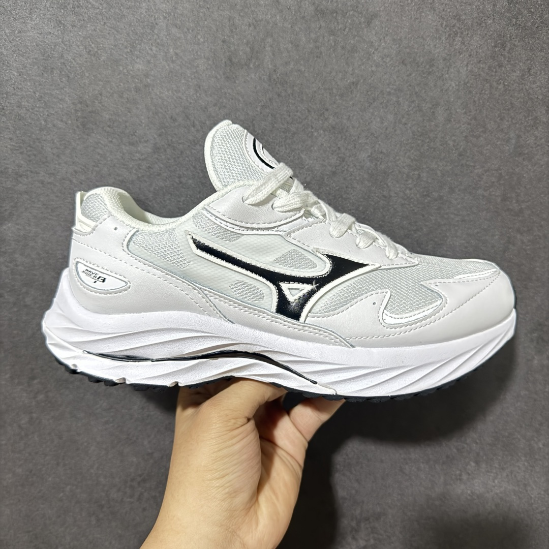 【公司级】Mizuno 美津浓 Wave Rider β 舒适百搭潮流 网布合成革 低帮跑步鞋 美津浓（Mizuno）是日本美津浓株式会社于1906年创立的运动品牌，经过一个多世纪的不断努力现已成为世界著名的运动器具、服装和鞋类生产商。美津浓力求服务于各类运动项目，并竭力使运动生活更加愉快和振奋。产品种类齐全，覆盖几乎全部主要运动项目，达到30万多个品类。 货号：D1GA330802 尺码：36-45带半码-选品中心